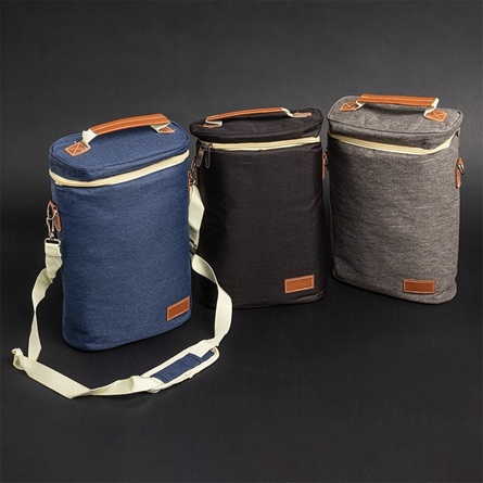 Close nos detalhes de couro sint�tico e costura refor�ada.