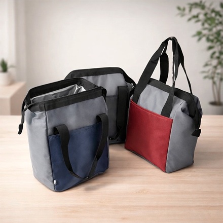 Bolsa t�rmica de 7 litros com acabamento moderno em tecido Oxford.