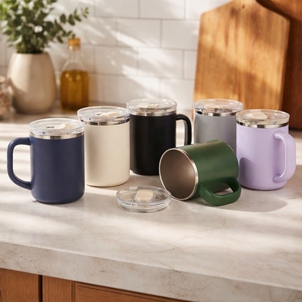 Caneca de 450ml em cima de uma mesa de escrit�rio