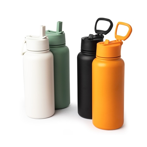 Close de garrafa t�rmica com gotas de �gua simbolizando 